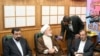 محسن رضایی (چپ) و مهدی کروبی (وسط) دو نامزد انتخابات دهم، پیش از ضبط مناظره تلویزیونی