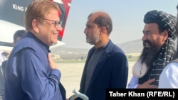 د افغانستان لپاره د پاکستان ځانګړی استازی صادق خان په کابل کې له طالب چارواکو سره د روغبړ په حال کې 