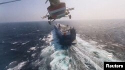 Vojni helikopter Huta leti iznad teretnog broda Galaxy Leader u Crvenom moru, fotografija je objavljena 20. novembra 2023.