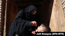 پاکستان او افغانستان د نړۍ يوازيني هغه دوه هېوادنه دي چې پکې لاهم د پوليو وایرس شته. پخوانی انځور