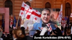Михайло Саакашвілі звертається до прихильників по відеозв'язку перед парламентськими виборами. Тбілісі, 29 жовтня 2020 року