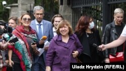 Сьвятлана Алексіевіч пасьля допыту ў Сьледчым камітэце, 26 жніўня 2020 году.