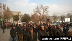 «Նաիրիտ» գործարանի աշխատողների ցույցը Էներգետիկայի և բնական պաշարների նախարարության շենքի մոտ, Երևան, 27-ը հունվարի, 2015թ.