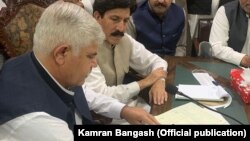 د خيبرپښتونخوا وزيراعلی محمود خان د جانيخېلو له مشرانو سره پر تړون لاسلیک کوي.عکس-ارشېف