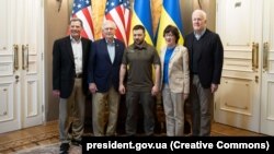 Президент України Володимир Зеленський (посередині) і члени делегації верхньої палати Конгресу США на чолі з лідером республіканської меншості в Сенаті Мітчеллом Макконнеллом (другий зліва). Київ, 14 травня 2022 року