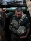 Военный 30-й ОМБр ВСУ несет снаряд для самоходной гаубицы 2С1 «Гвоздика» на передовой в Донецкой области, 13 августа 2025 года