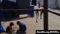 Suriyadagi Roj lagerida qolayotgan IShIDchi o‘zbekistonlik ayollarning bolalari, 2019 yil, iyun.