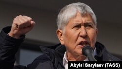 Алмазбек Атамбаев. 9-октябрь. Форум ишканасынын алды.