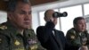 O imagine de cu ministrul Apărării, Serghei Șoigu, alături de președintele rus Vladimit Putin. În războiul din Ucraina, Rusia ar fi pierdut cel puțin 12 generali.