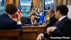 АҚШ президенті Дональд Трамп Ресей президенті Владимир Путинмен телефон арқылы сөйлесіп отыр. 19 тамыз 2025 жыл.