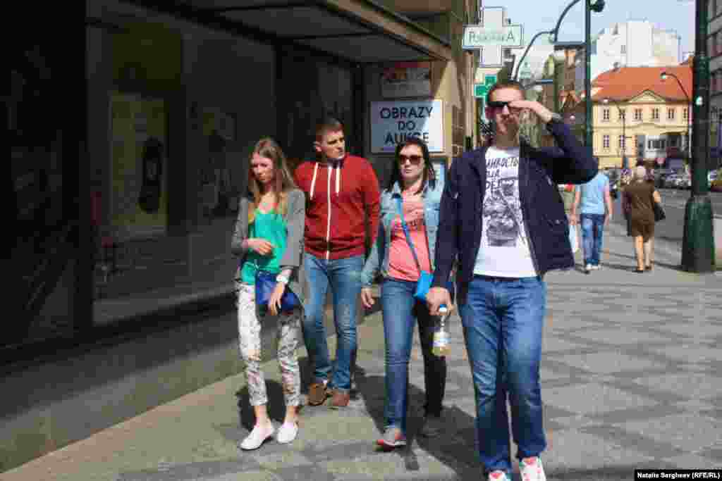 Un tânăr cu un tricou pe care scrie «Вежливость города берет», 9 mai („Politețea cucerește orașe” – l. rusă).