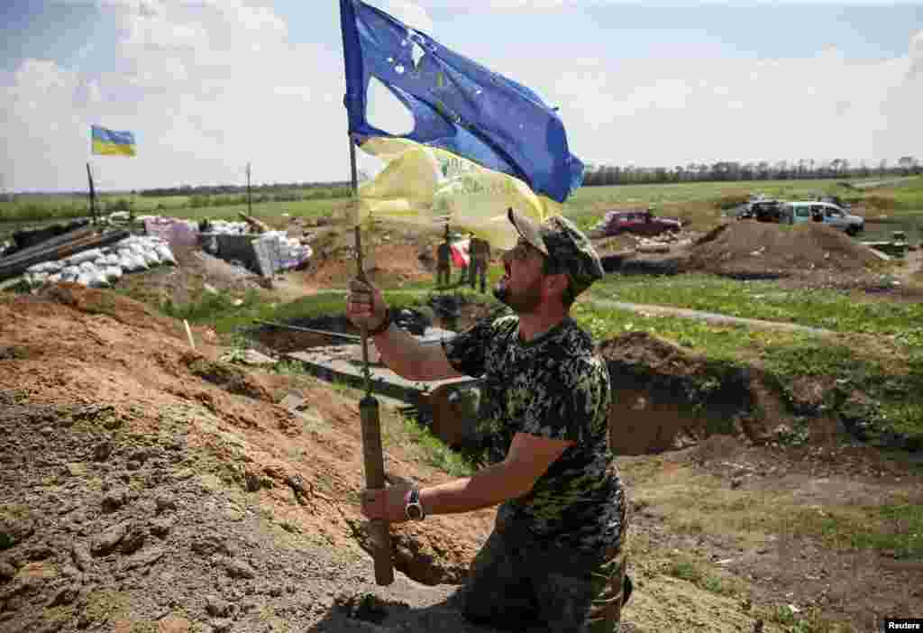 Прапор на позиціях українських військових в районі міста Мар&#39;їнка, 5 червня 2015 року