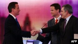 Өч намзәт Бермингэмда үткән дебаттан соң: Дэвид Камерон, Ник Клегг һәм Гордон Браун (сулдан уңга)