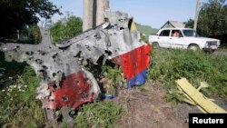 Fragment din avionul companiei Malaysia Airlines zborul MH17 în satul Petropavlovka din regiunea Doneţk