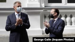 Președintele Klaus Iohannis și premierul Florin Cîțu, doi reprezentanți ai unui stat care ar trebui, zilele acestea, să dea un răspuns propriilor cetățeni: de ce ne-a luat valul IV prin surprindere?