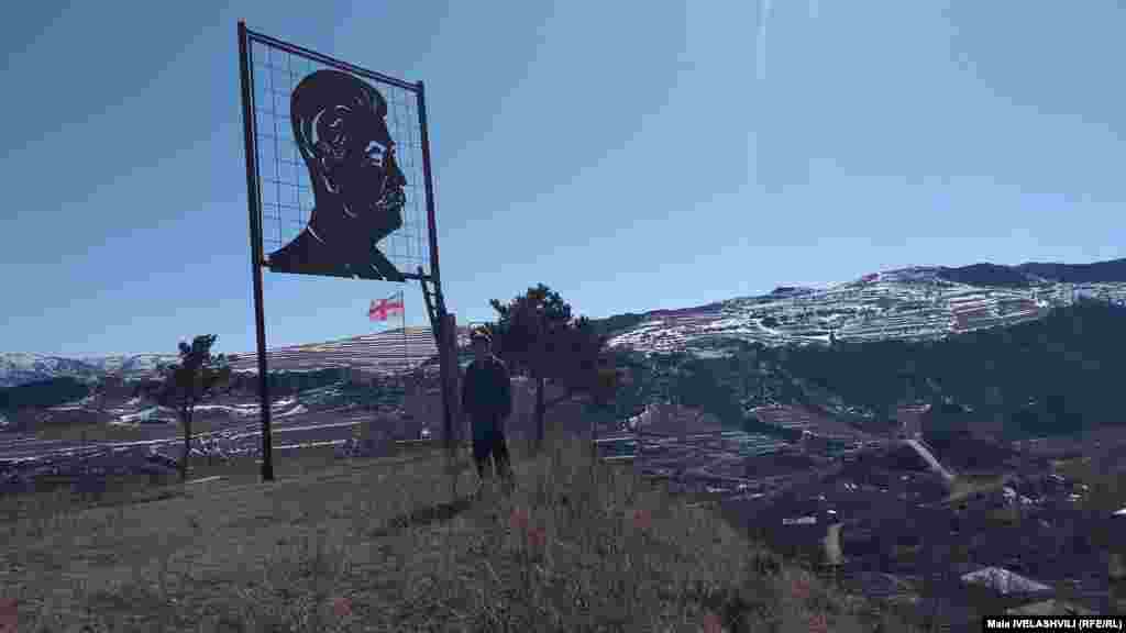 Imaginea lui Stalin veghează de pe culmi satul Zikilia, în sud-vestul Georgiei, în februarie 2020. (Maia IVELASHVILI, RFE/RL)