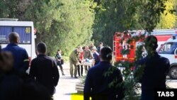 У Керченского политехнического колледжа после нападения, 17 октября 2018 года