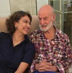 منوچهر شمسایی در کنار دخترش، مژده