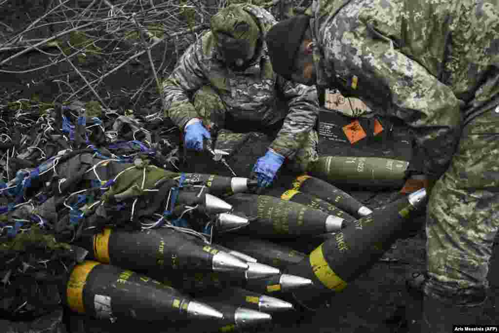 155-mm we 105-mm-lik artilleriýa snarýadlary Bu ölçegdäki oklar NATO tarapyndan Ukraina berlen ýüzlerçe günbatar gaubisalaryna &ndash; özi ýöreýän toplara laýyk gelýär. Top oklarynyň ýetmezçiligine we olaryň häzirki möçberde öndürilişine laýyklykda, şu günki günde her 155-mm snarýadynyň bahasyny 8400 dollara durýar.