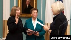 Линн М. Трейси приносит присягу в качестве посла США в Армении