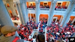 2018. április 2.: Ezen az archív képen a Kentucky állambeli tiltakozó tanárok ezrei töltik meg az állami Capitoliumot, és tüntetnek államilag finanszírozott nyugdíjrendszerük utolsó pillanatban bekövetkezett módosítása ellen