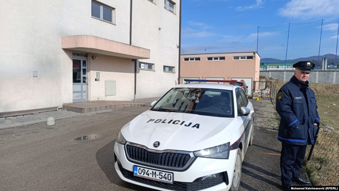 Policija ispred stambene zgrade u Kalesiji u kojoj se dogodilo dvostruko ubistvo, BiH, 13. februara 2025.