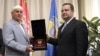 Penzioner Milan Dubajić koji je sprečio pljačku banke primio je priznanje od ministra Ivice Dačića, 30. april 2010, Foto: Vesna Anđić