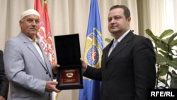 Penzioner Milan Dubajić koji je sprečio pljačku banke primio je priznanje od ministra Ivice Dačića, 30. april 2010, Foto: Vesna Anđić