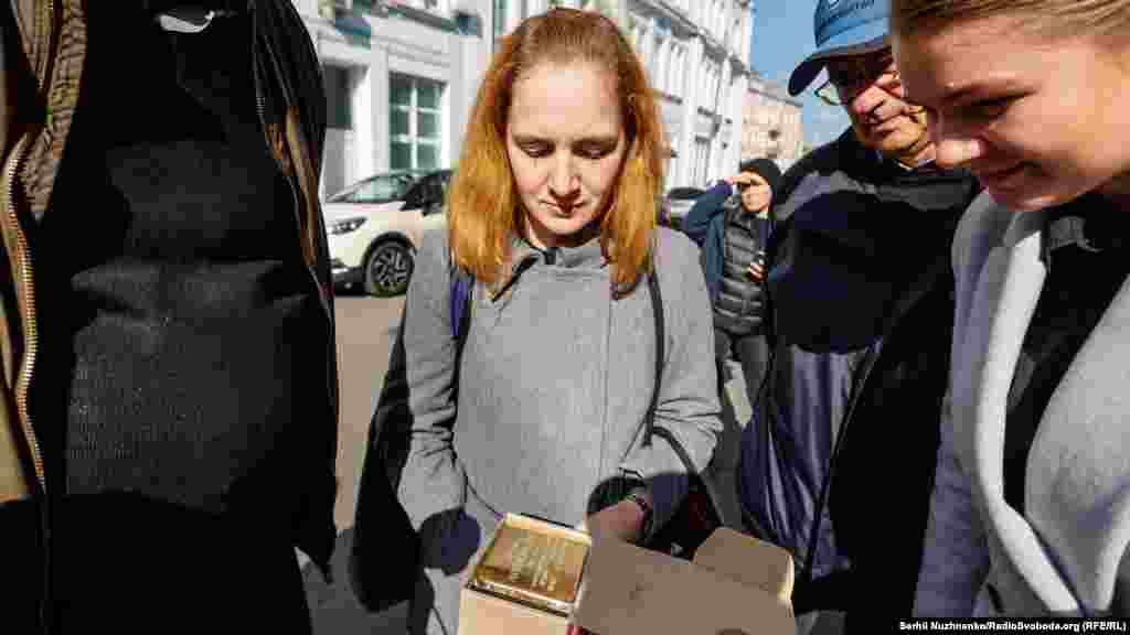 &laquo;Камені спотикання&raquo; (нім. stolpersteine (&laquo;штольперштайне&raquo;)&nbsp;&ndash; це бруківка розміром 10&times;10&nbsp;см, бетонний куб з латунним покриттям із вписаними іменами та роками життя жертв, знищених, чи переслідуваних нацистами. Символічний проект Stolperstein був ініційований німецьким митцем Гюнтером Демнігом у 1996&nbsp;році, і продовжується й понині 