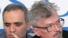 Garry Kasparov (L) and Eduard Limonov, the founders of the National Assembly