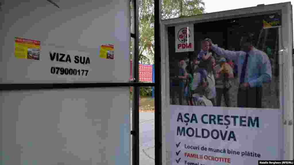 Publicitatea Partidului Democrat la o staţie de transport public.