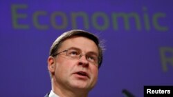 Valdis Dombrovskis, az Európai Bizottság alelnöke sajtótájékoztatón beszél Brüsszelben, Belgiumban 2020. február 5-én