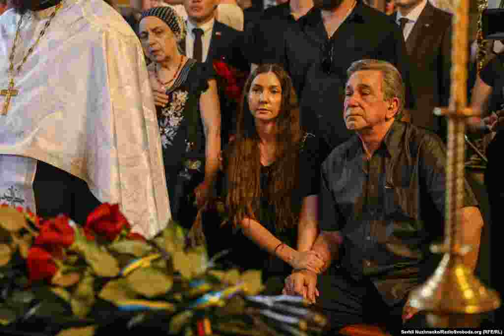 რუსეთის ტყვეობაში დაღუპული უკრაინელი ჟურნალისტის, ვიქტორია როშჩინას მამა და და.