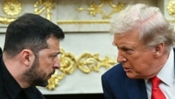Доналд Трамп (рост) ва Владимир Зеленский (чап). Кохи Сафед, 18-уми августи 2025