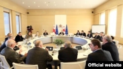 Следом за главой правительства готовность пересмотреть бюджет этого года выразили и в законодательном органе страны: главы экономических комитетов в унисон заявили, что ждут проект изменений уже к 20 июня