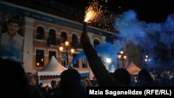 2 ოქტომბერი, არჩევნების პირველი ტურის შემდეგ, "ქართული ოცნების" ცენტრალურ ოფისთან