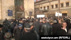 Նաիրիտցիները Էներգետիկայի և բնական պաշարների նախարարության շենքի մոտ, 27-ը հունվարի, 2015թ.