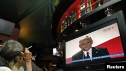 Čovek u jednom kafeu prati govor predsedničkog kandidata Jaroslava Kačinskog, brata blizanca pokojnog Leha Kačinskog, 20 jun 2010