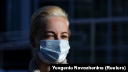 Камактагы оппозициячыл саясатчы Алексей Навальныйдын аялы Юлия Навальная. 1-февраль, 2021-жыл.