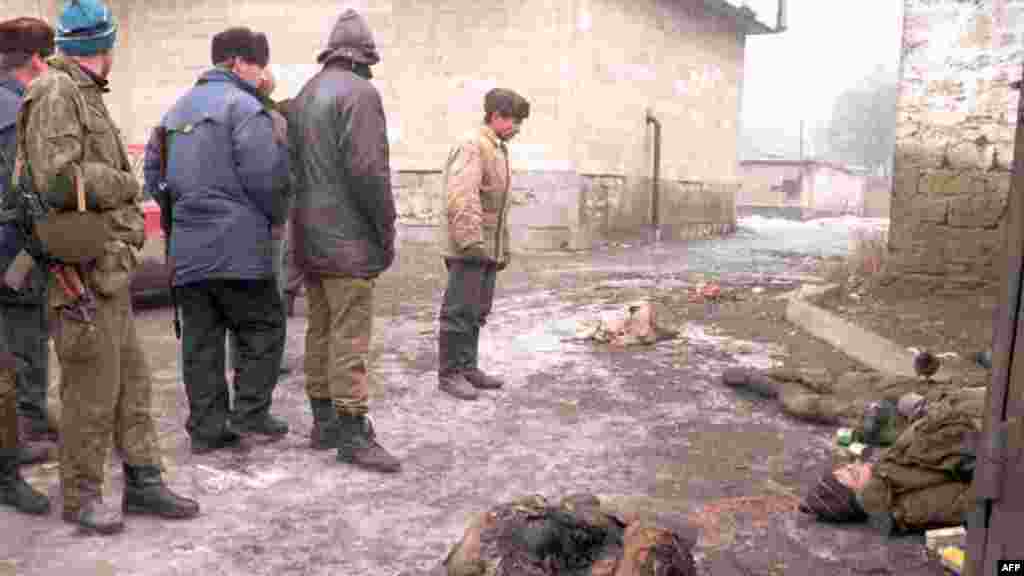 Чеченці дивляться на тіла російських військових 1 січня 1995 року. Після того, як на початку нападу Росії на Чечню загинули сотні російських військових, російські сили змінили свою тактику. 