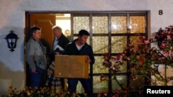 Policija iznosi dokaze iz kuće Lubitzovih
