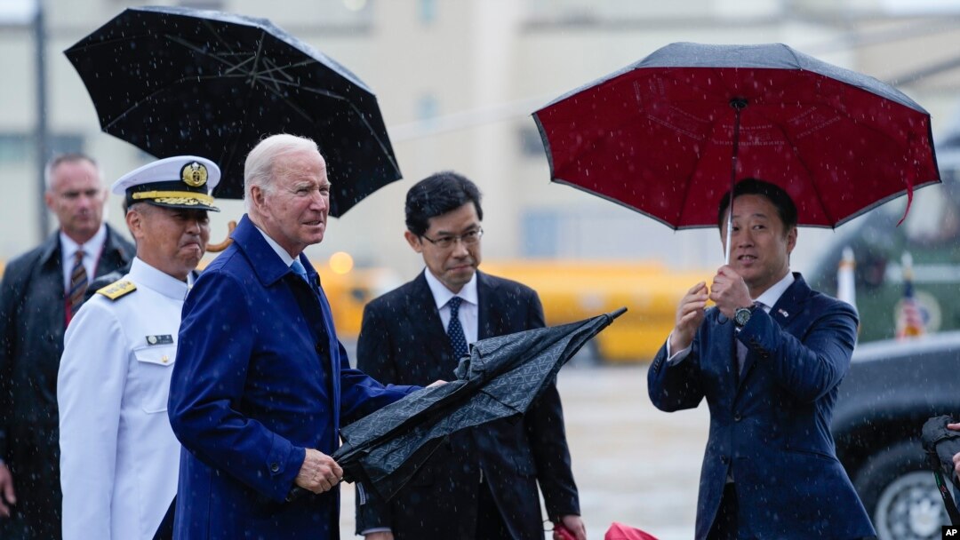 Predsjednik SAD-a Joe Biden nakon iskrcavanja iz Air Force One Marine Corps Iwakuni u Iwakuni, Japan, četvrtak, 18. maja 2023. Biden je stigao u Japan kako bi prisustvovao samitu G-7 u Hirošimi.