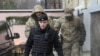 Згідно Женевській конвенції, на полонених моряків заборонено чинити тиск, залякувати і відмовляти в необхідній медичнії допомозі