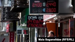 Судя по установленным банками котировкам доллара, спрос на валюту значительно превосходит предложение