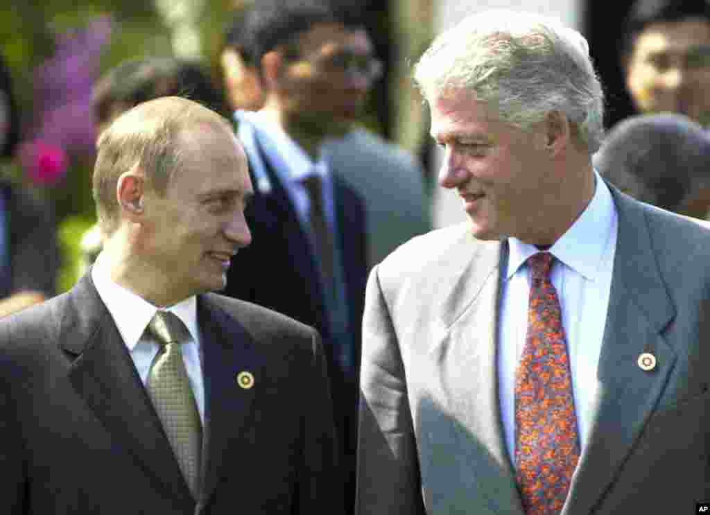 Билл Клинтон ва Владимир Путин дар маросими ниҳолшинонӣ пеш аз нишасти Гурӯҳи ҳашт дар Ҷопон. Моҳи июли соли 2000