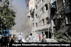 Zgrada gori nakon izraelskog zračnog napada u centru Teherana, Iran, 15. juna 2025.