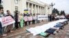 Архівне фото. Всеукраїнська акція «Година смерті» пройшла під стінами Верховної Ради України з вимогою до депутатів підтримати медичну реформу. Київ, 6 червня 2017 року