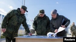 Szergej Sojgu az ukrajnai Mariupolban 2023. március 6-án