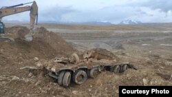 Кумтөр кенинде көмүлгөн машина. Фото Динара Кутманованын Facebook баракчасынан алынды. 