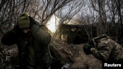 Військовослужбовці 24-ї окремої механізованої бригади імені Короля Данила ЗСУ ведуть вогонь із самохідної гаубиці М109 «Паладин» по російських військах поблизу міста Часів Яр Донецької області, Україна 16 січня 2025 року